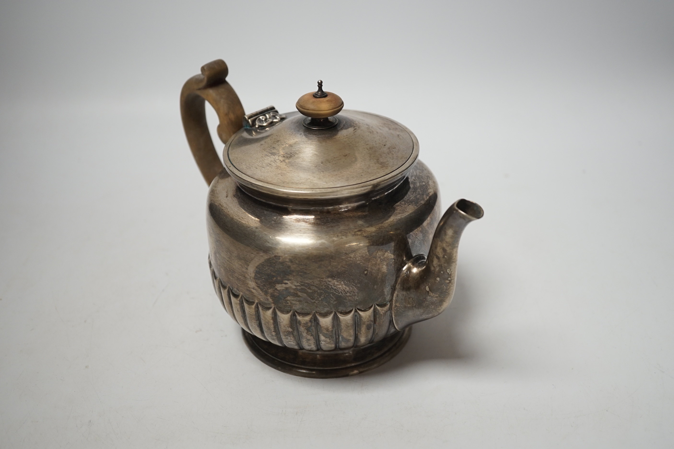 An Edwardian silver teapot by William & John Barnard, London, 1903, gross weight 21.2oz.